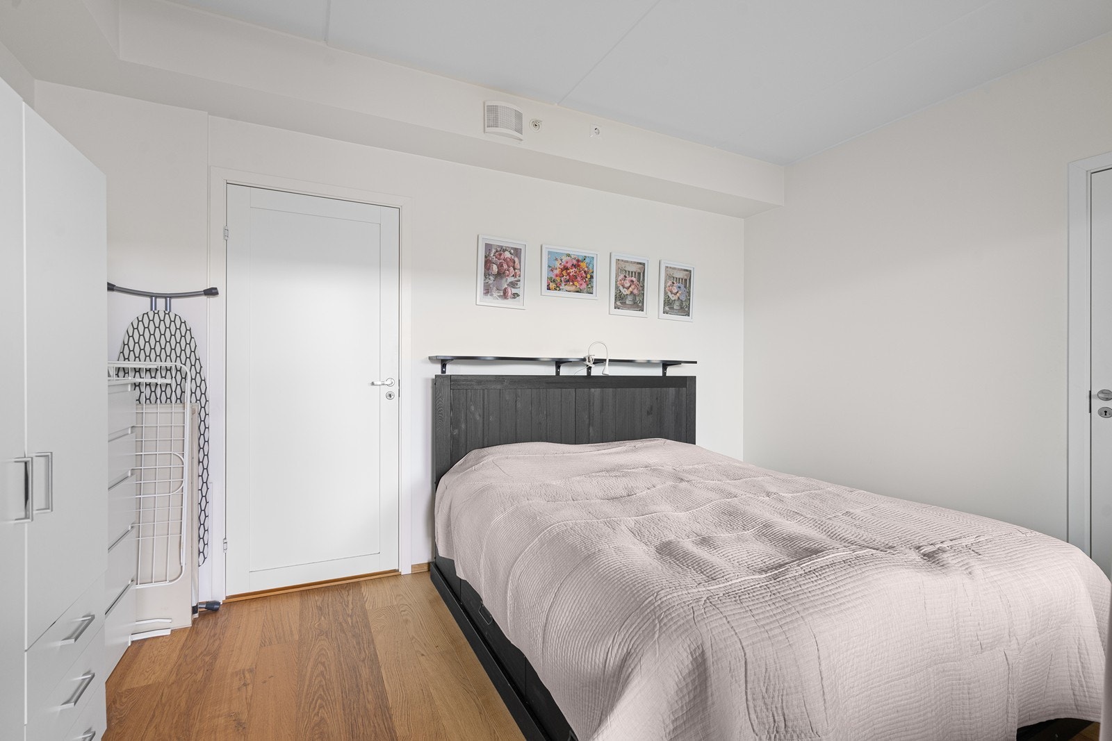 Hovedsoverommet er romslig og har plass til stor garderobe. Galleribilde