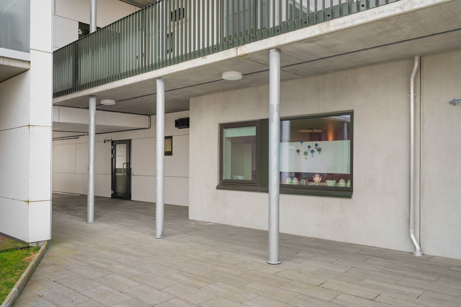Hellelagt og pent inngangsparti med skjerming - her går du tørrskodd inn. Galleribilde