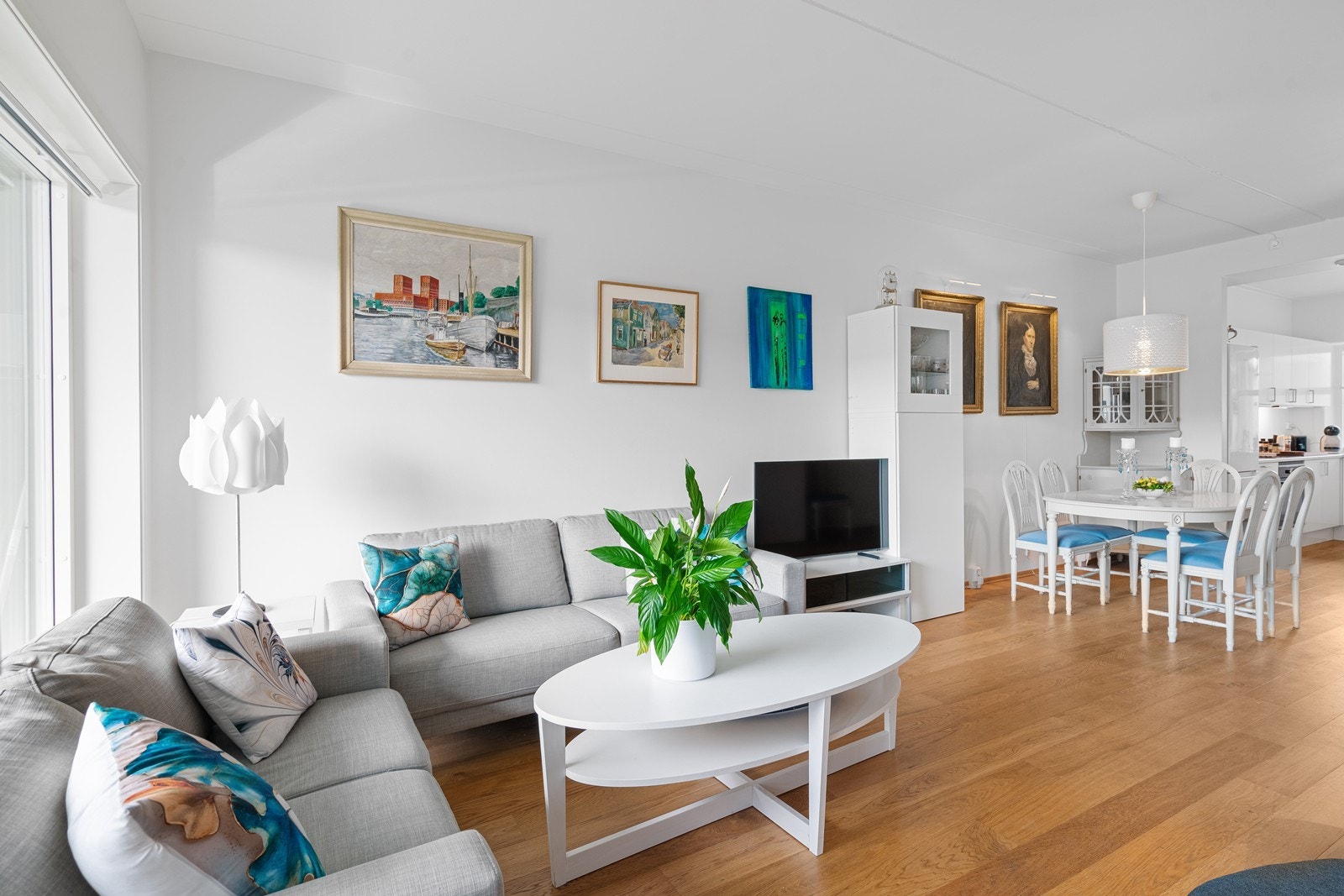 Stuen er lys og luftig med store vinduer, og utgang til innglasset balkong. Galleribilde