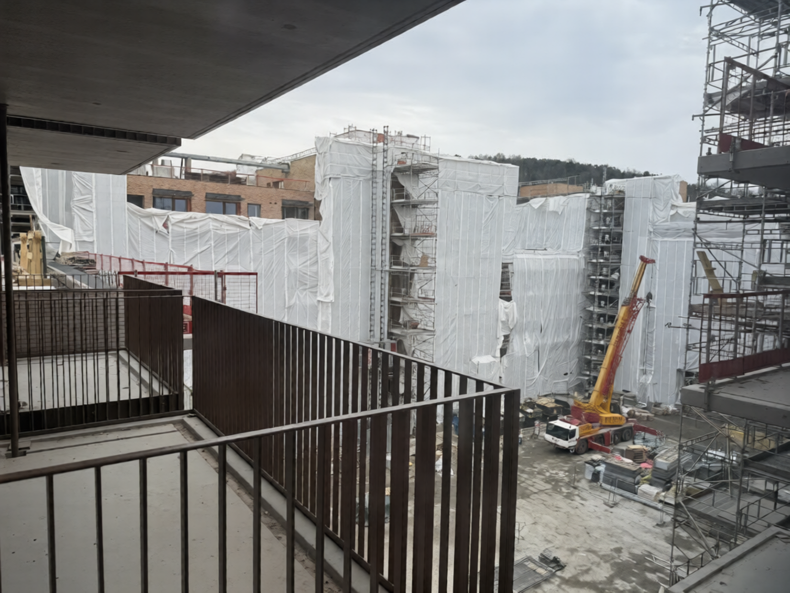 Sørvestvendt balkong på ca. 8,5 m² som er fordelaktig vendt inn mot byhagen. Galleribilde