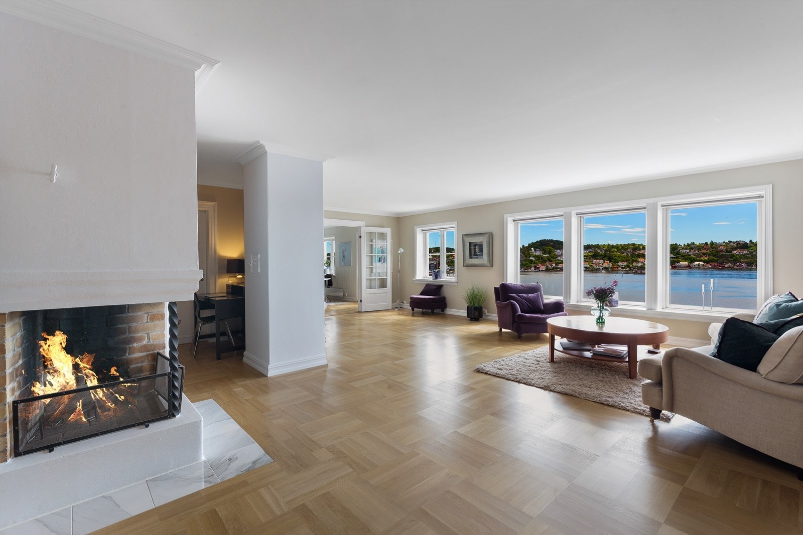Stue med peis og panoramautsikt. Galleribilde