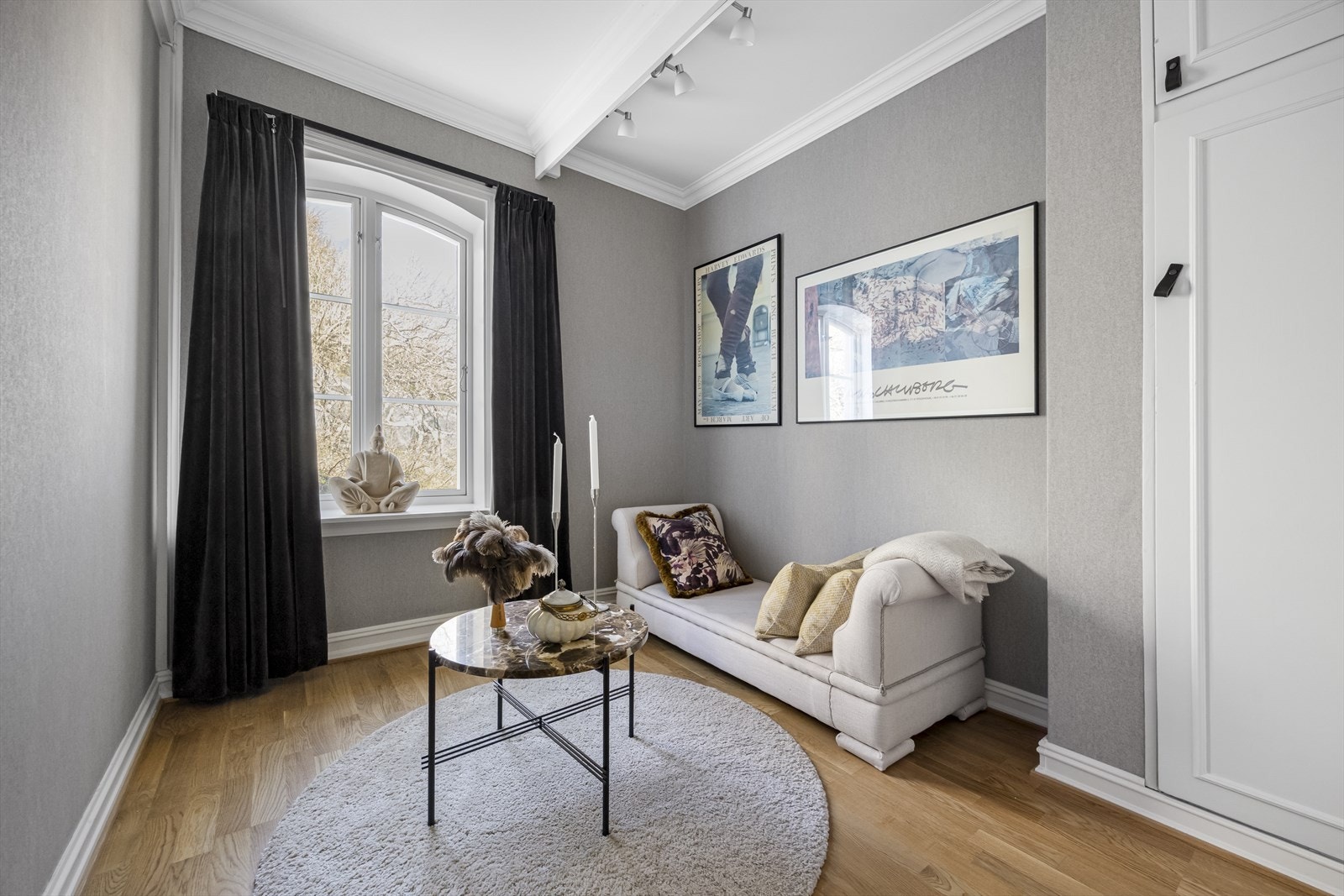 Soverommene er oppusset i hhv 2026 og 2019 med parkettgulv og moderne tekstiltapeter i behagelig, matchende farger. Galleribilde