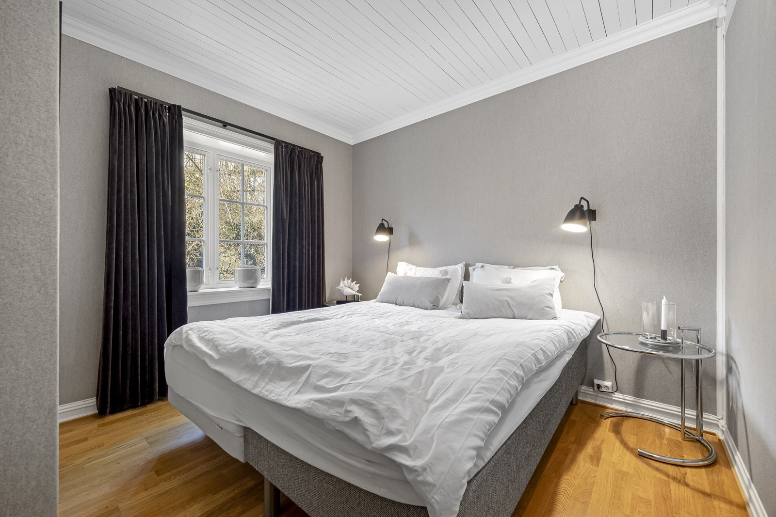 I tillegg er det 2 nyoppussede soverom samt eget garderoberom. Her er i tillegg plassbygde garderober. Galleribilde