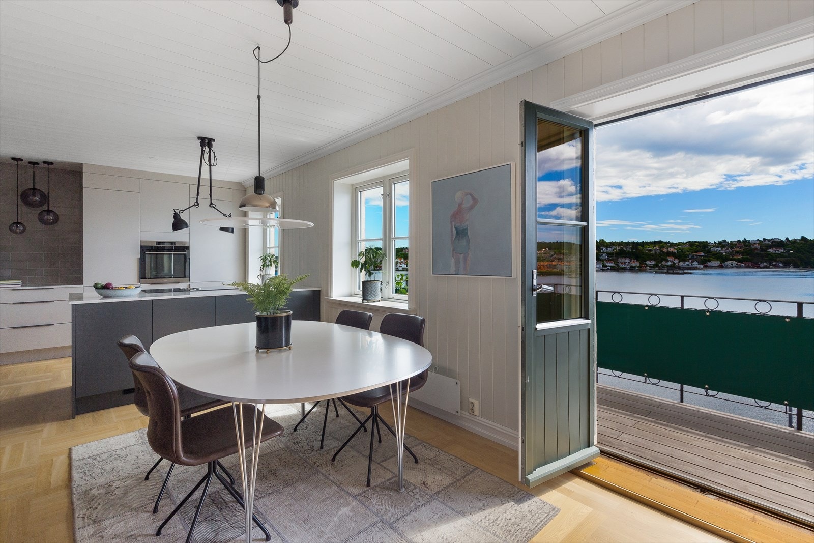 Stort, praktisk og moderne kjøkken med panoramautsikt og utgang til balkong. Galleribilde