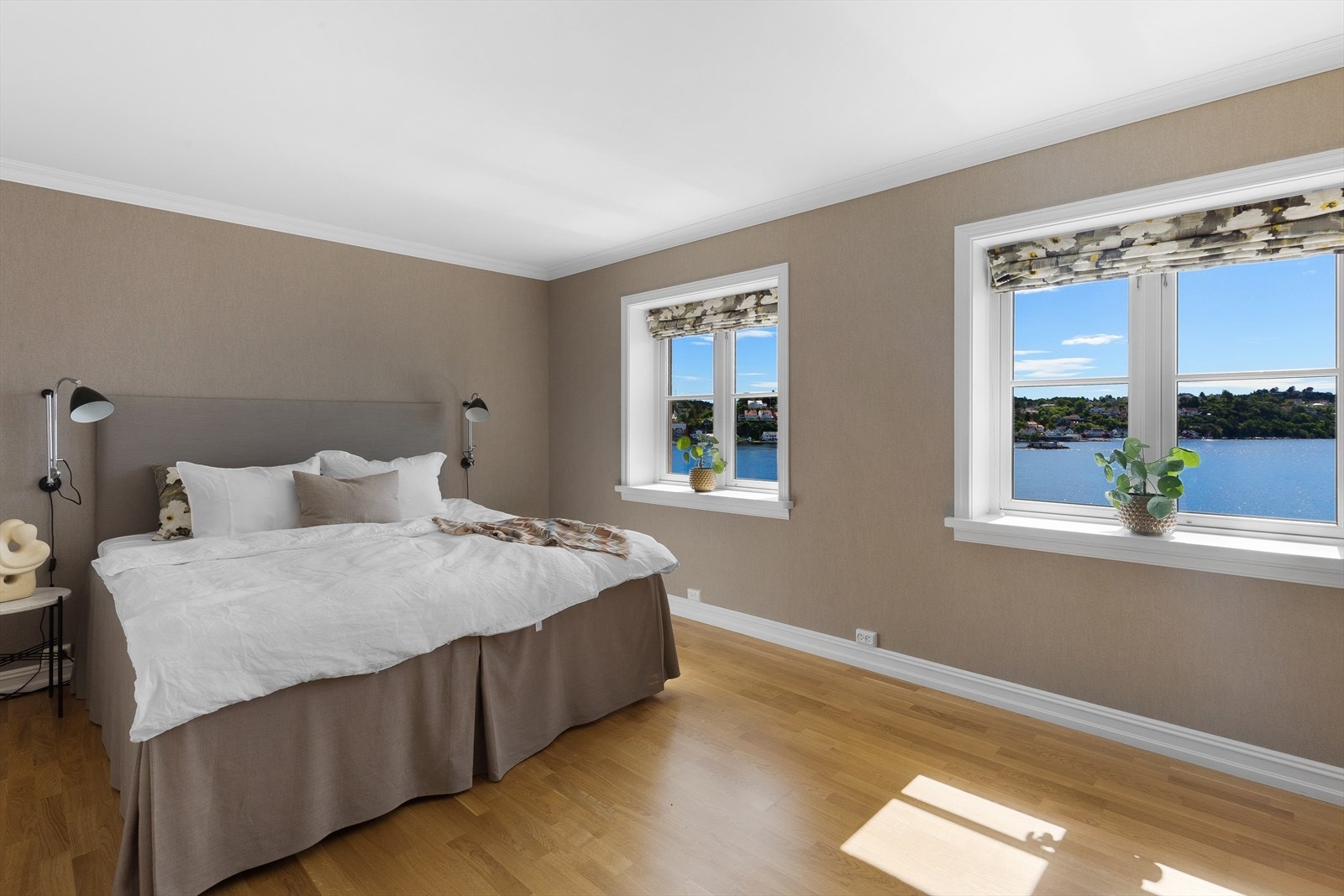 Stort hovedsoverom med panoramautsikt. Galleribilde