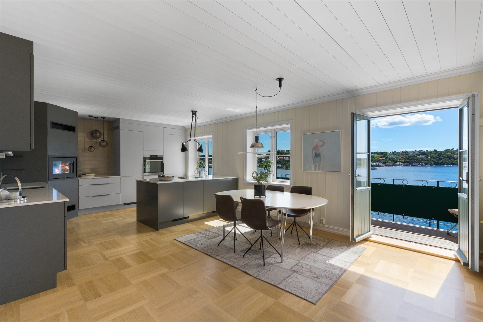 Her ligger man i fremste rekke på bryggekanten i klassisk bygård med panoramautsikt over hele indre byfjord, Galtesund og innseilingen til Arendal. Galleribilde
