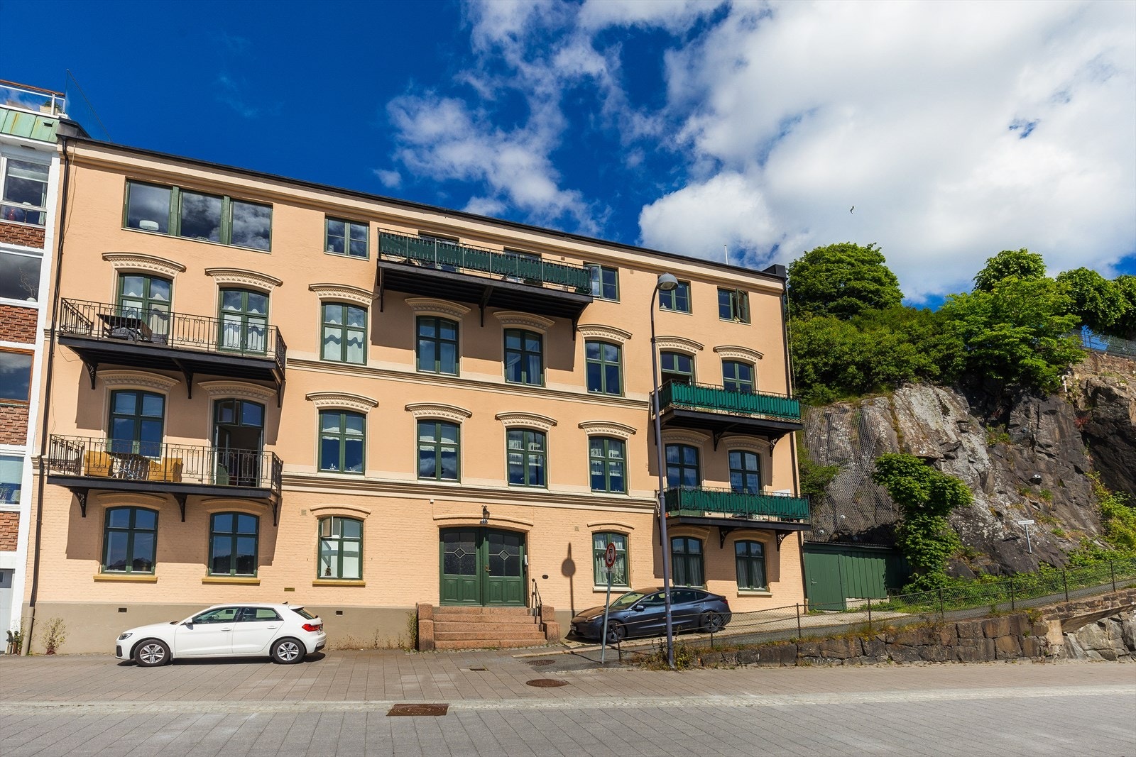 En stor og praktisk eierleilighet i særdeles godt vedlikeholdt bygård, ideelt både for familier eller godt voksne som ønsker et lettstelt og sentralt boalternativ med beste beliggenhet. Galleribilde