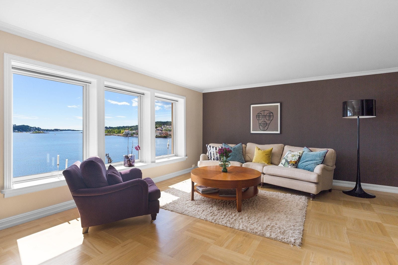 Stuen har store panoramavinduer hvor man har full oversikt over hele byfjorden og over mot Skilsø og Kolbjørnsvik. Galleribilde