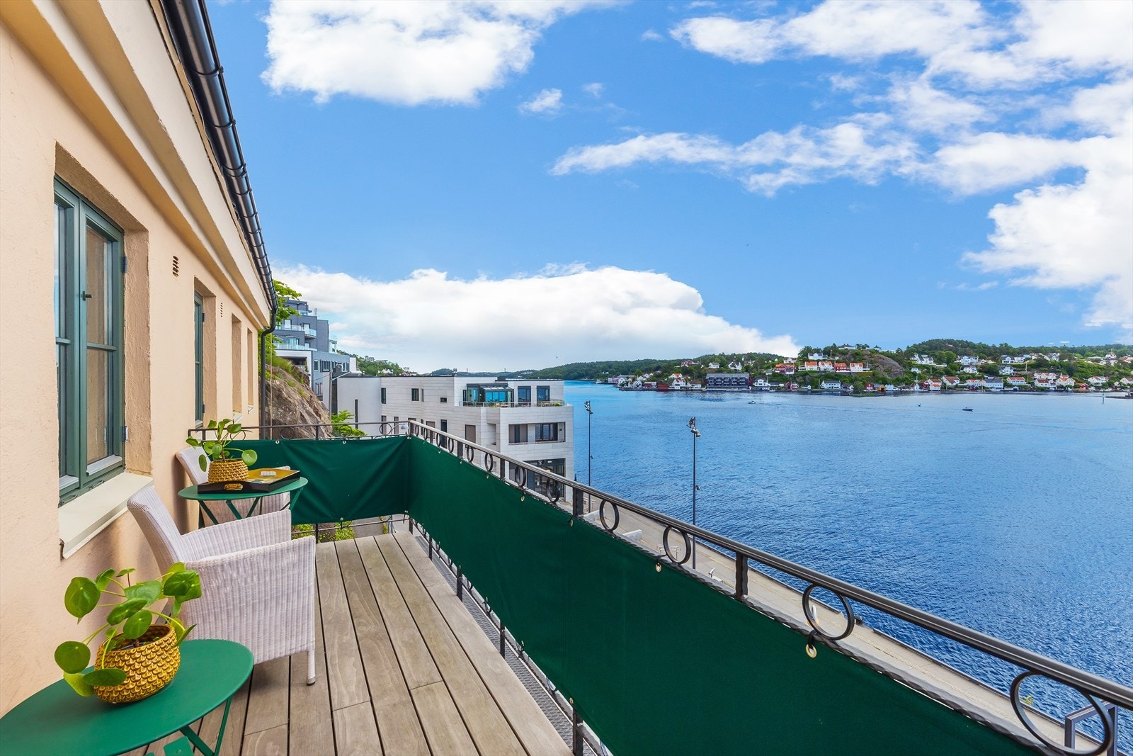 Balkong med panoramautsikt over hele indre byfjord og ut Galtesund. Galleribilde