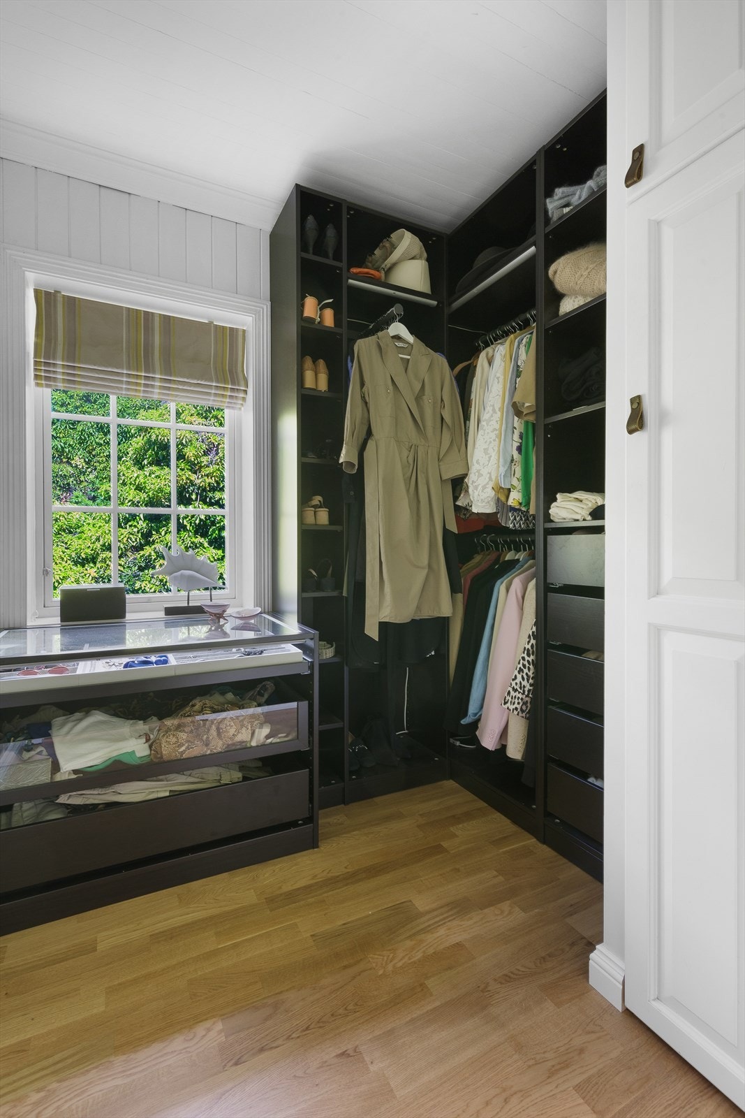 Garderoberom/walk-in/bod. Galleribilde