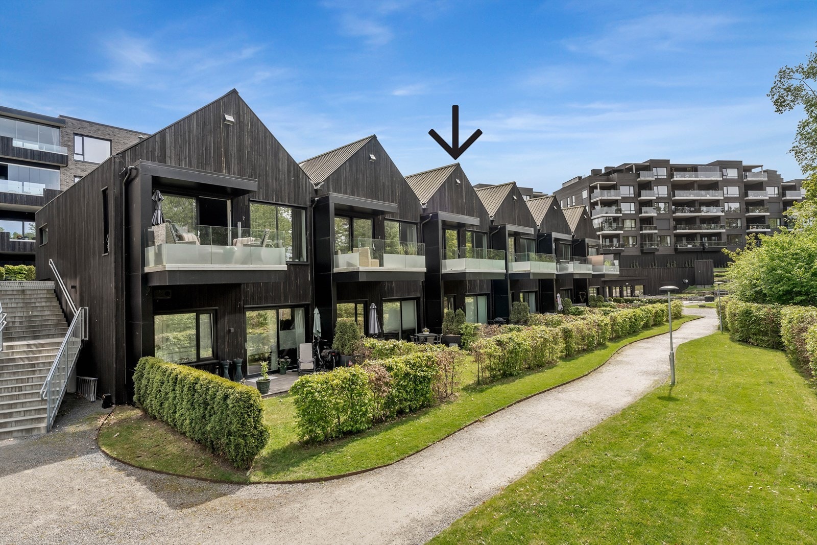 Flotte felles uteområder, grøntarealer og romslige balkonger. Ideell beliggenhet nær naturen og med gode solforhold Galleribilde