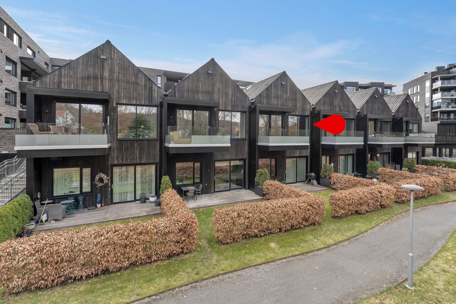 Moderne leilighetsbygg med store balkonger Galleribilde