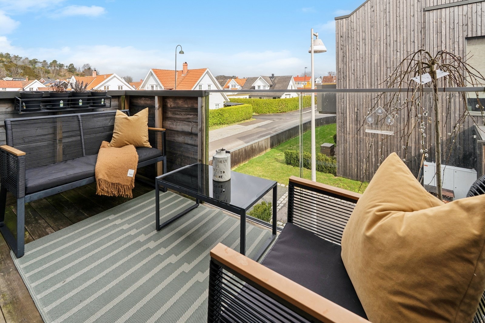Balkongen på 5 m² har plass til en sittegruppe og har rekkverk i glass og treverk. Galleribilde