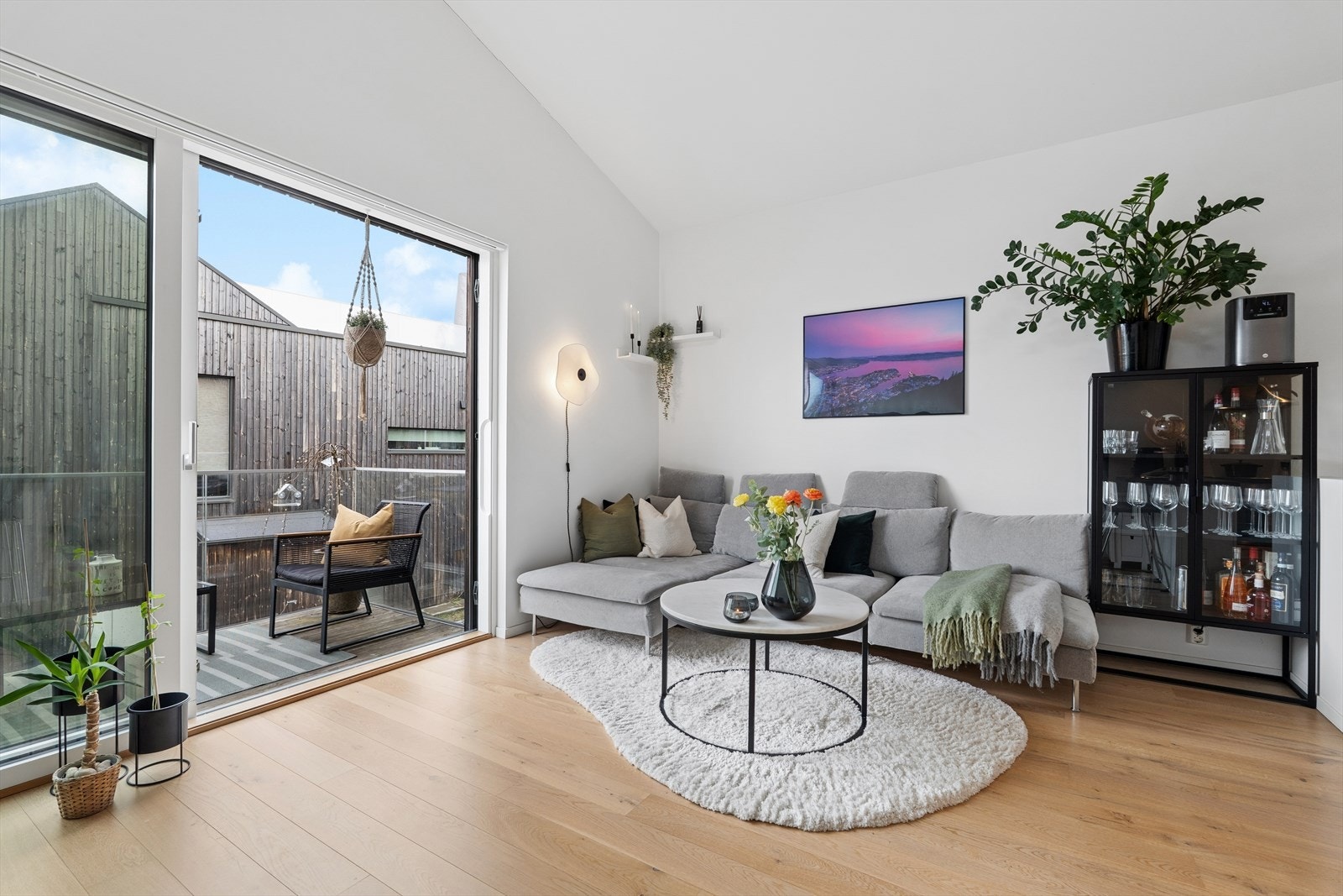 Fra stuen med direkte utgang til balkongen gjennom en stor skyvedør i glass. Pent uteareal til stor glede på gode og varme sommerdager. Galleribilde