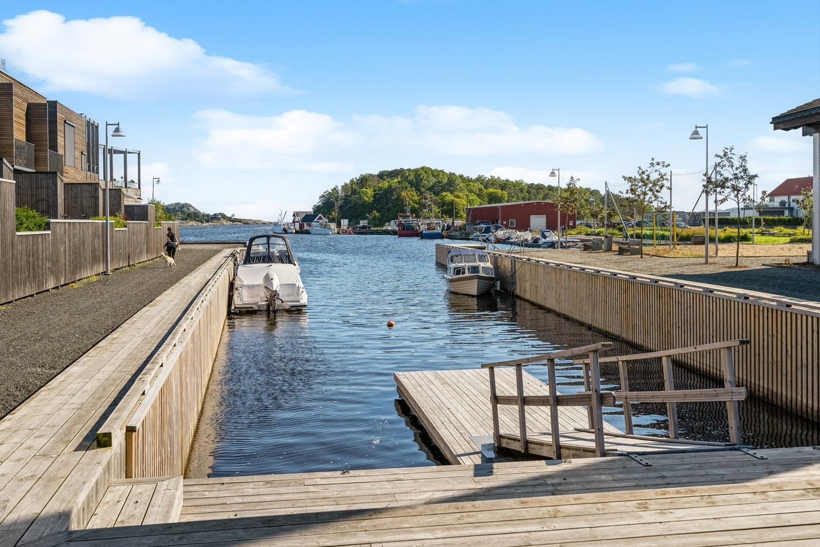 Fra eiendommen er det direkte tilgang til bryggeanlegg, noe som gir en unik maritim atmosfære. Galleribilde