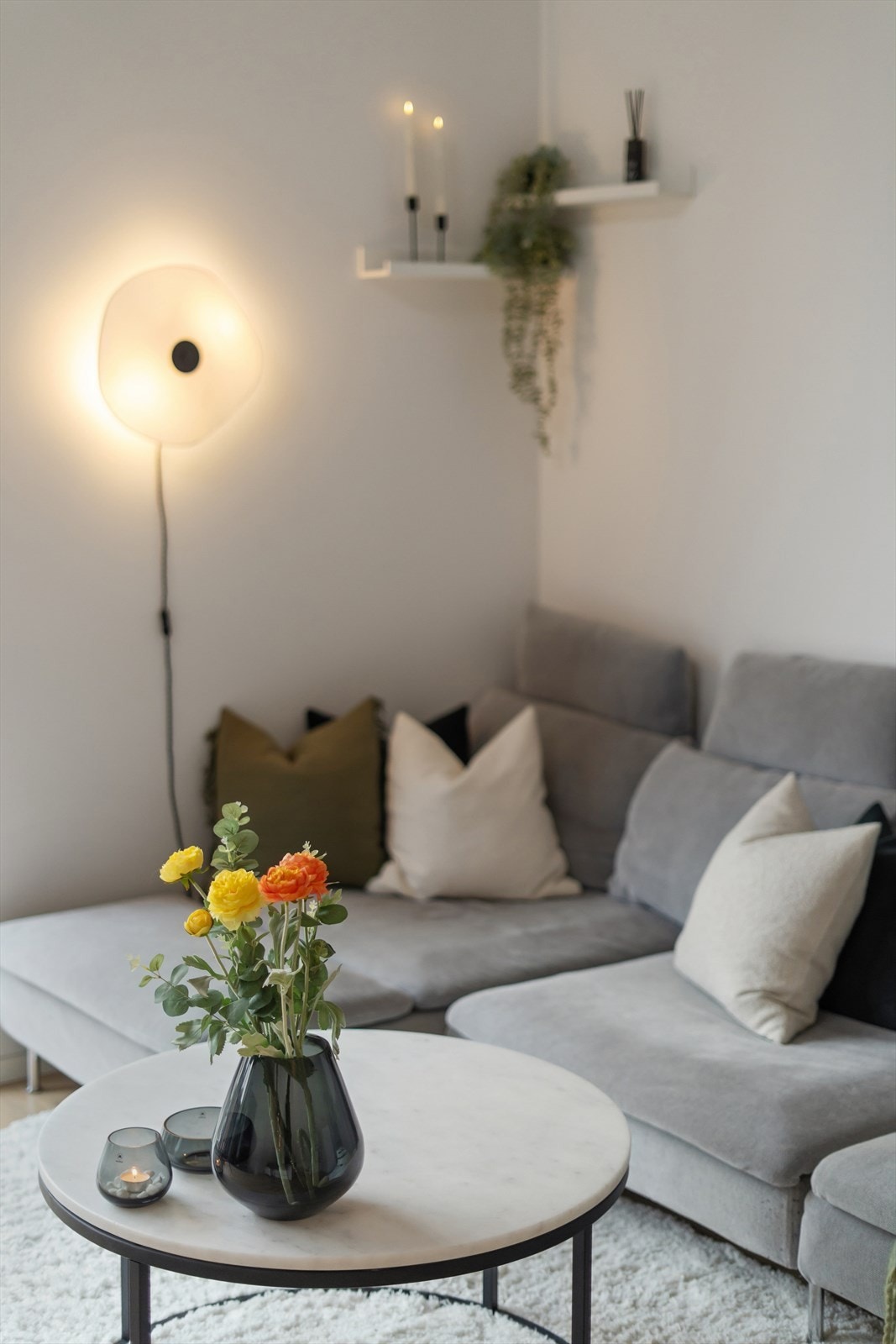 Stuedelen har god plass til en sofagruppe. Vegger og himling er utført i sparklet og malt gips, som gir et rent uttrykk. Galleribilde