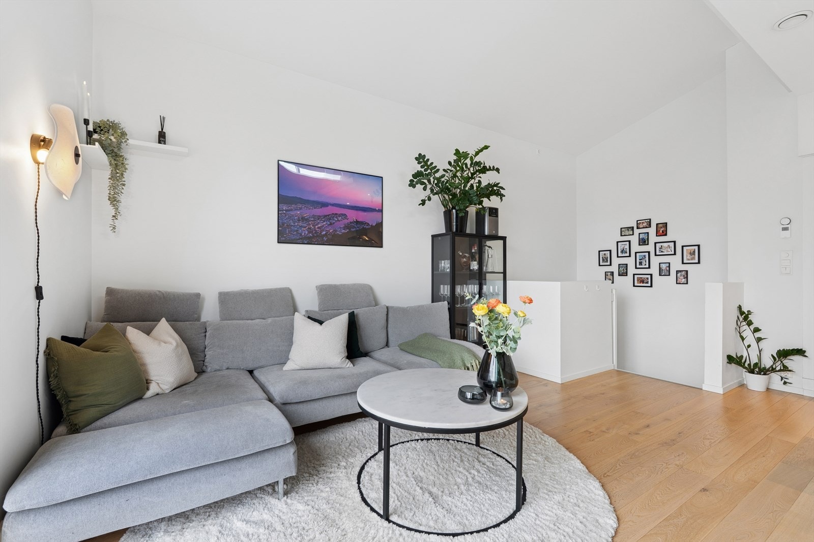 Det åpne rommet på til sammen 27,5 m² gir fleksibilitet i møbleringen av stue- og kjøkkensonen. Galleribilde