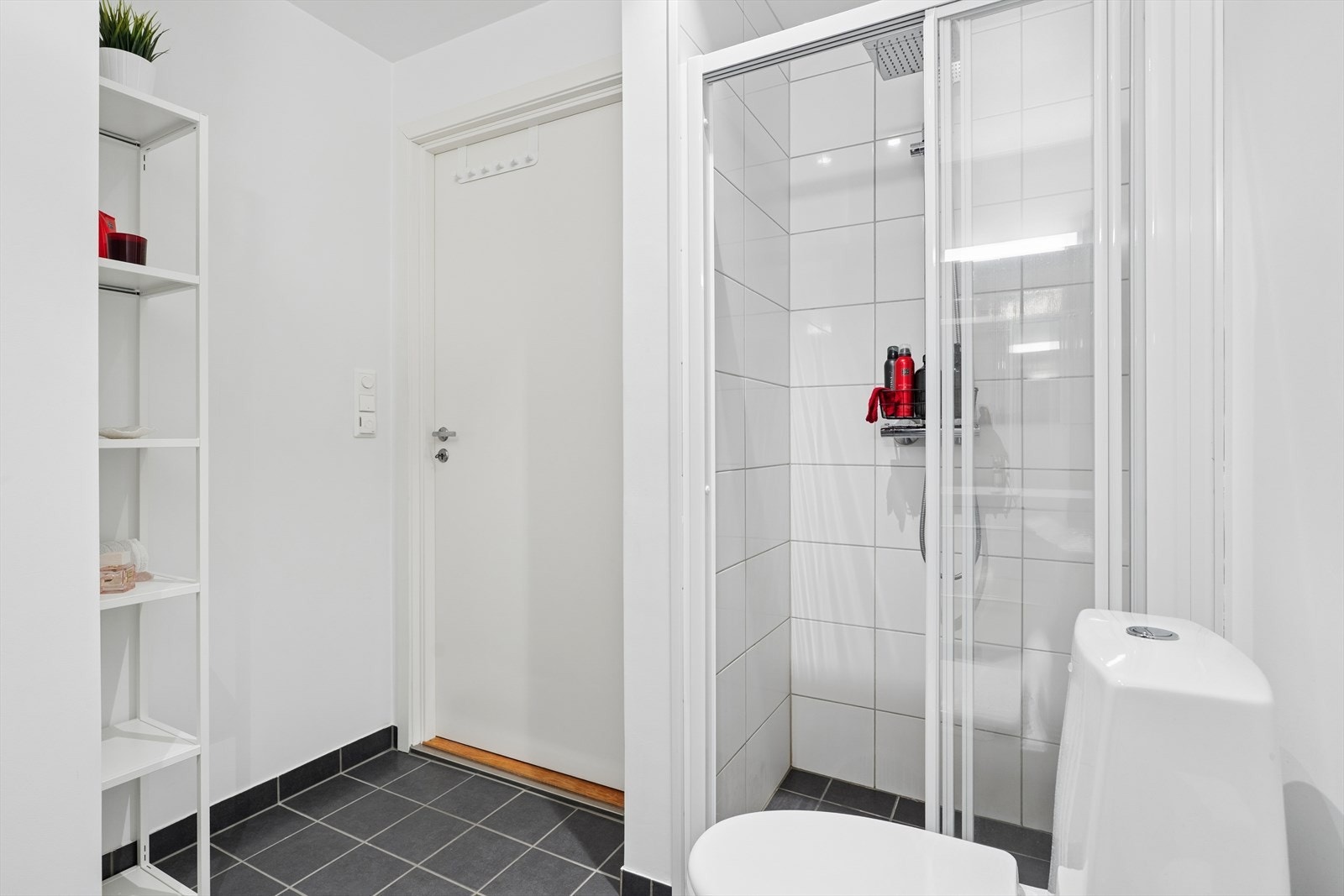 Dusjnisje med fliser på vegg og et balansert ventilasjonsanlegg sikrer et godt inneklima på badet. Galleribilde