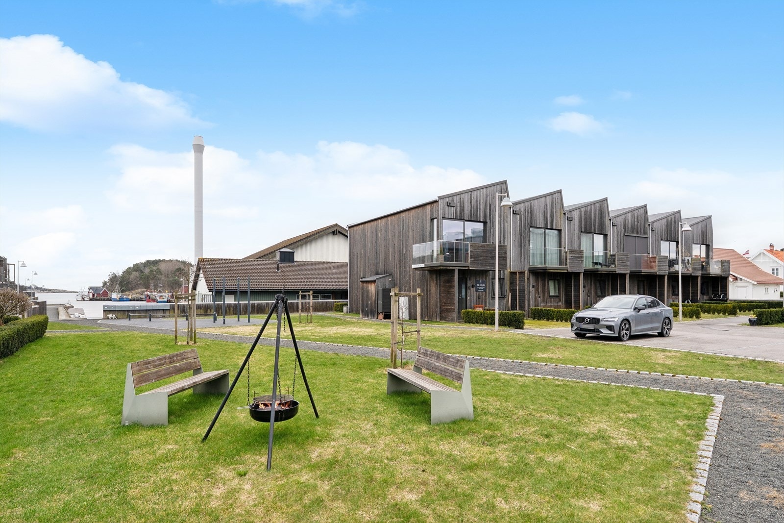 Borettslaget har hyggelige fellesområder med benker og grillplass, med umiddelbar nærhet til sjøen. Galleribilde