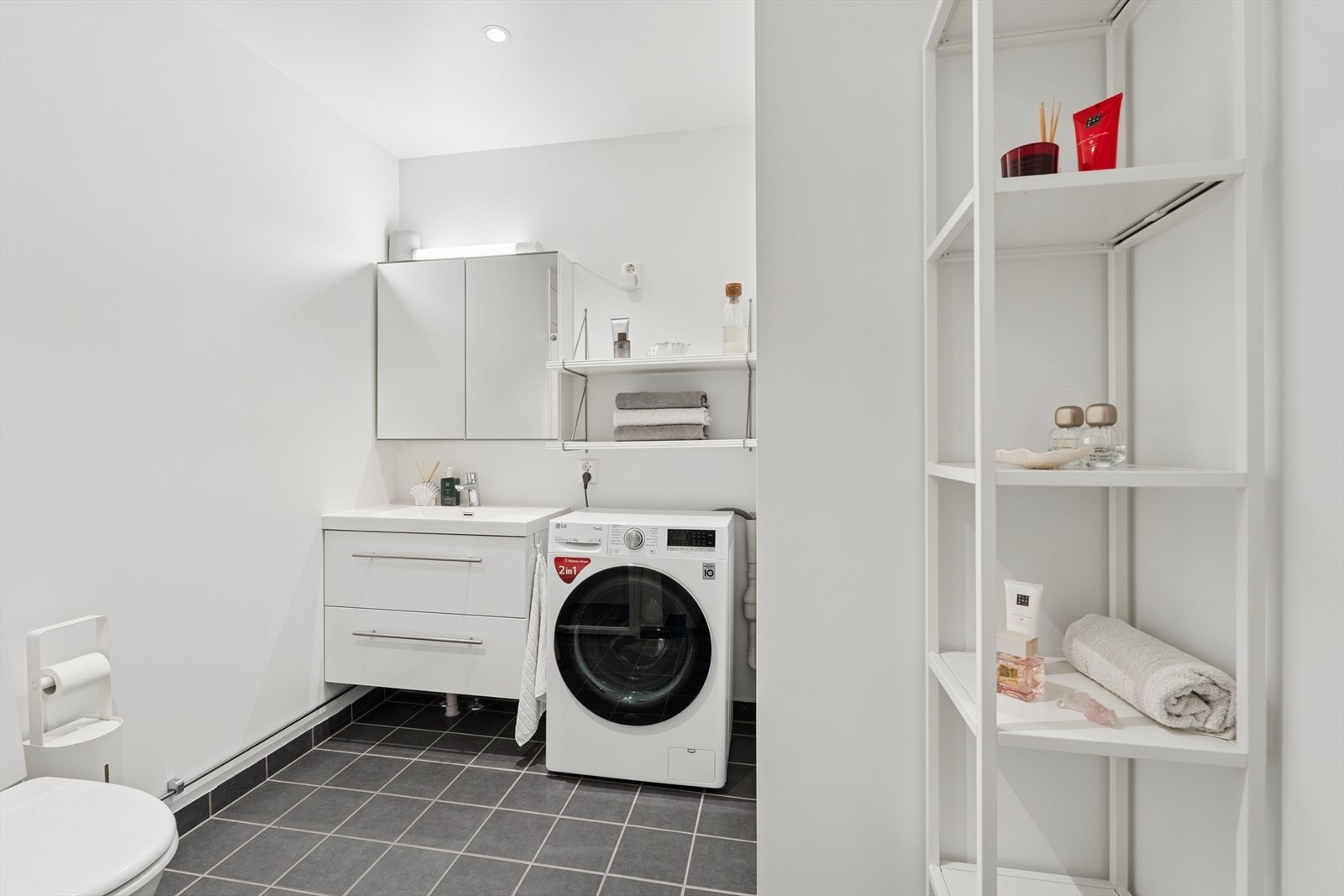 Bad med flislagt gulv med elektriske varmekabler og praktisk opplegg for vaskemaskin. Galleribilde