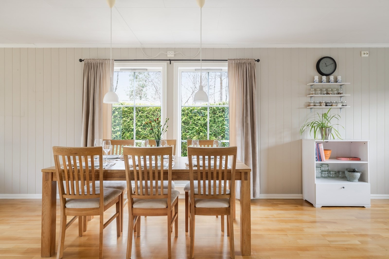 Stua oppleves som lys og trivelig. Galleribilde