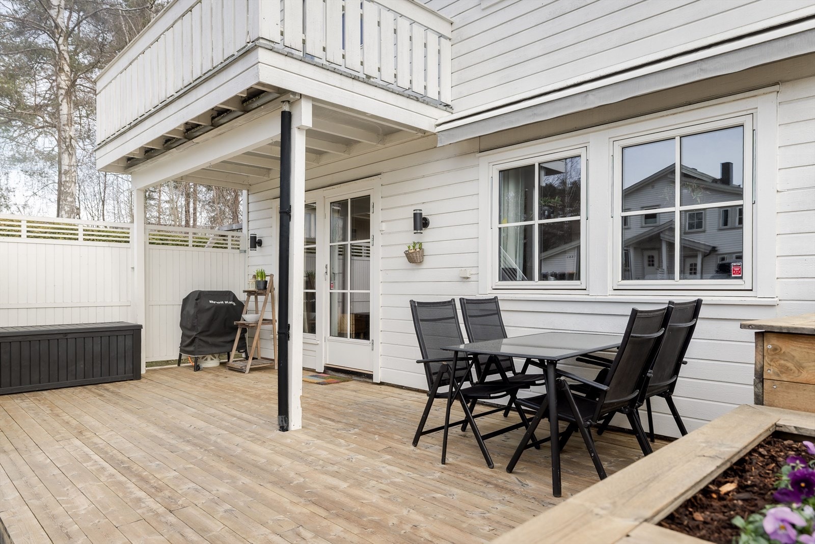 Terrassen er på 27 m², er vestvendt og har gode solforhold. Galleribilde