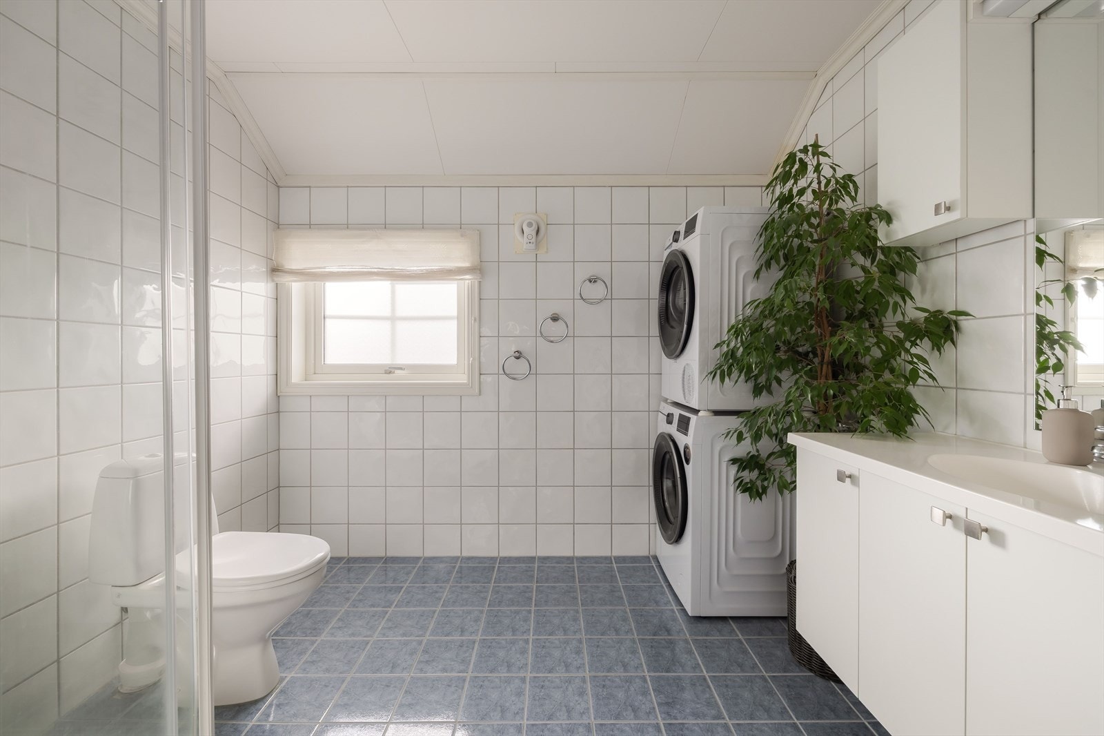 Badet i 2. etasje har flislagte vegger og gulv. Det er varmekabler i gulvet. Galleribilde