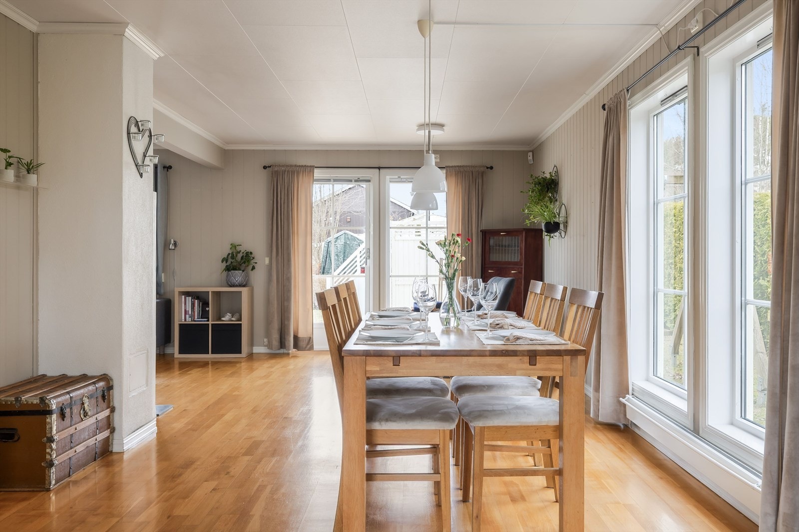 Fra stua har du utgang til terrasse og hagen. Galleribilde