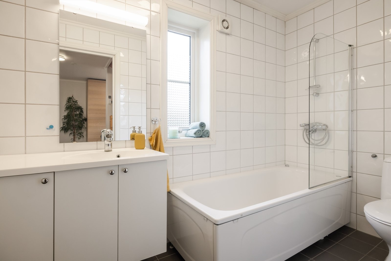 Badet i første etasje har adgang fra entréen. Her er det toalett og badekar med dusj. Det er varmekabler i gulvet. Galleribilde