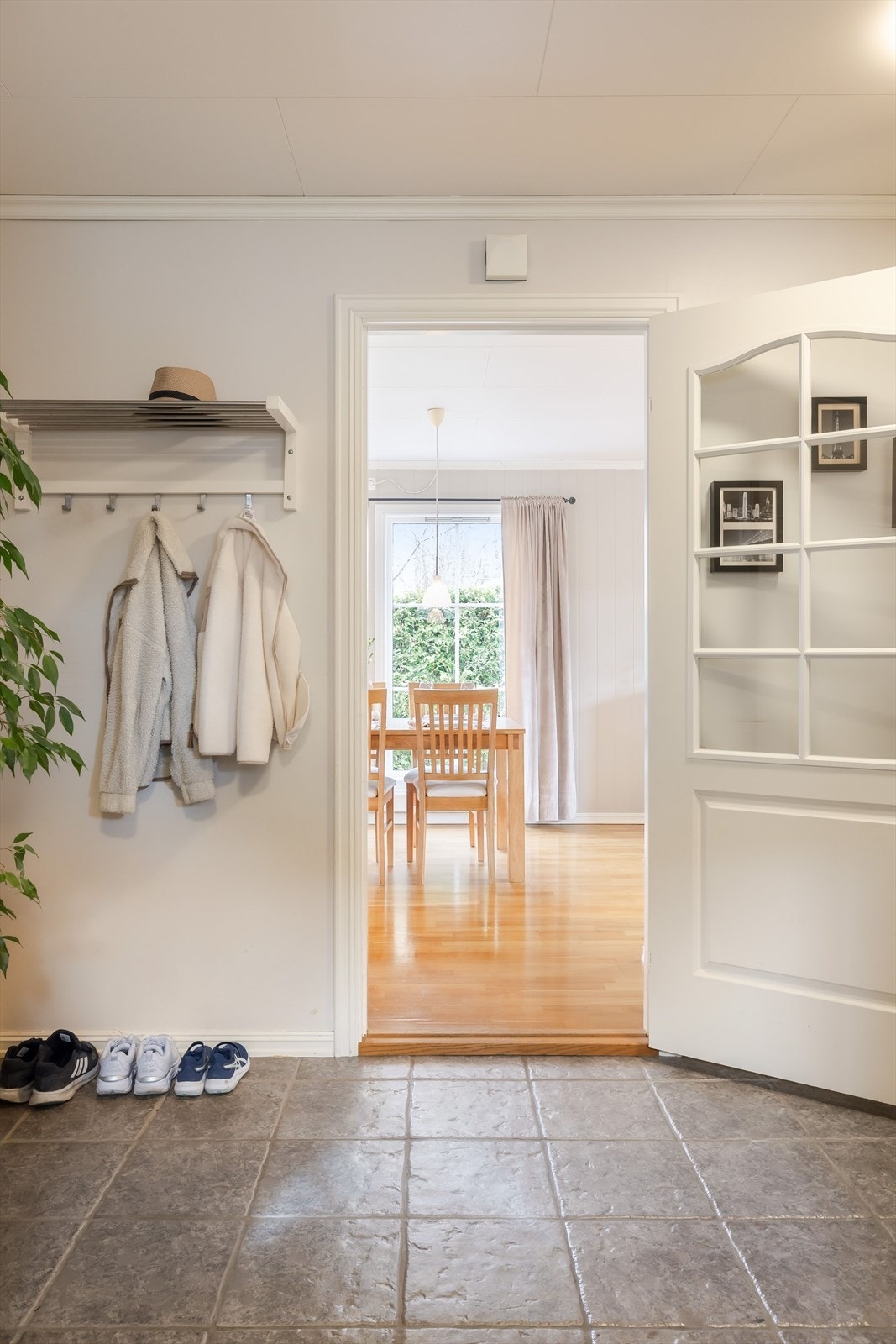 Vi beveger oss inn på kjøkkenet og stua. Galleribilde