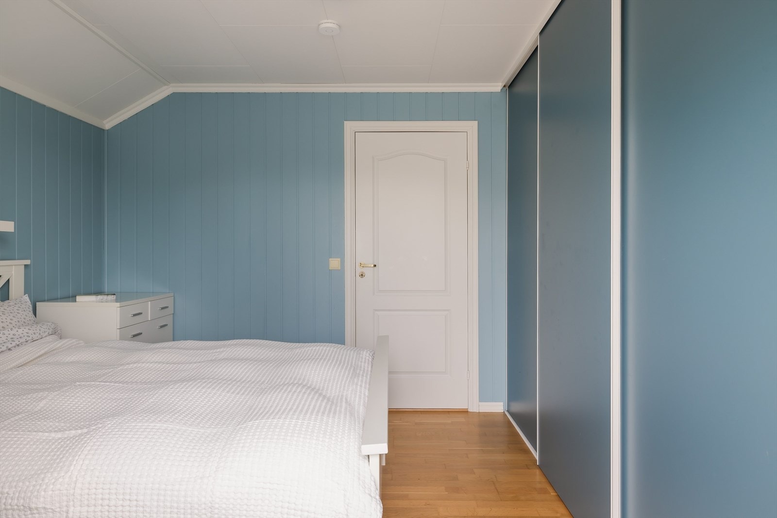 Soverommet er romslig med garderobe som strekker seg langs hele veggen. Galleribilde