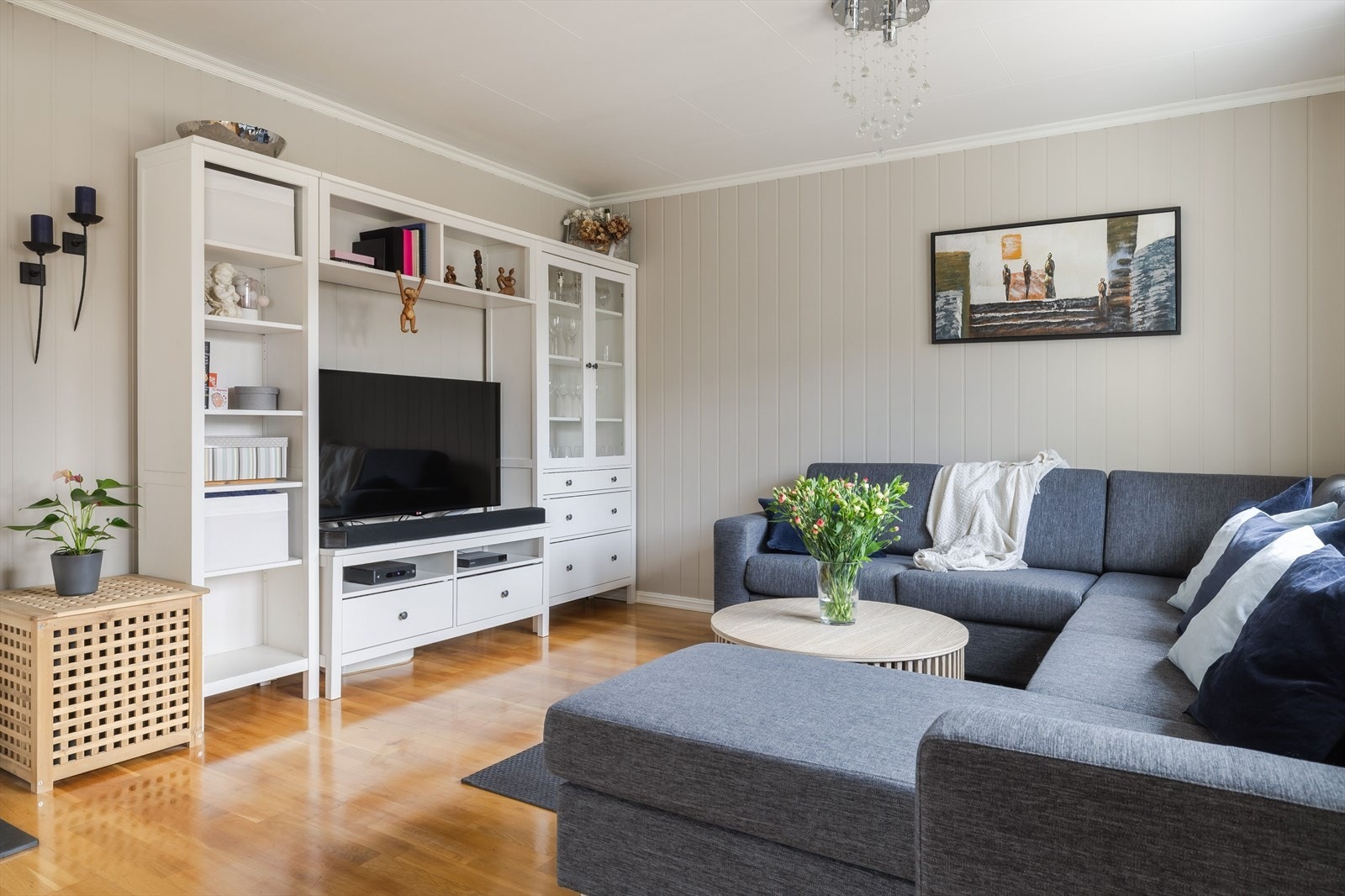 TV-stua er delvis separert fra spisestua. Det er plass til en romslig hjørnesofa. Galleribilde