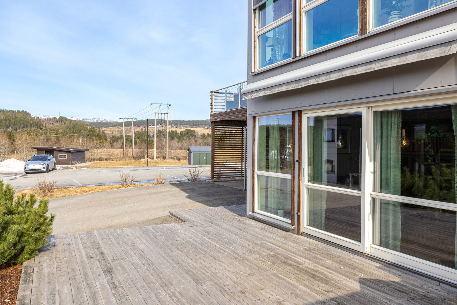 Terrassen inviterer til hygge og rolige stunder på en solrik tomt Galleribilde