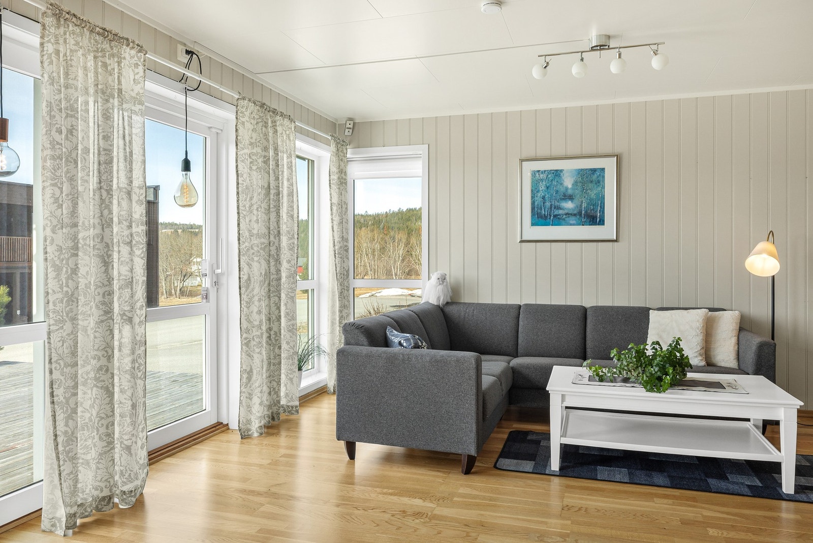 Utgang til terrasse og fine uteomgivelser Galleribilde