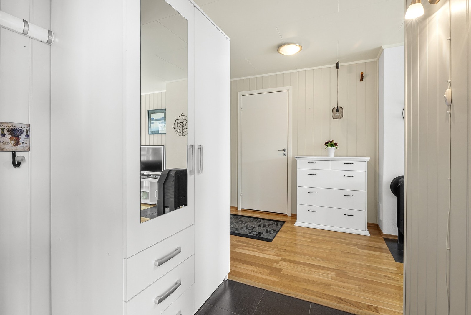Lys og fin entré med god plass til garderobe Galleribilde
