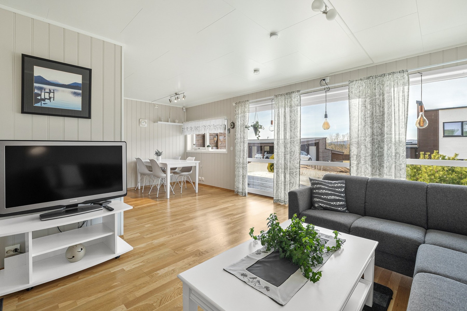 Romslig stue med godt lysinnslipp og et tidløst preg Galleribilde