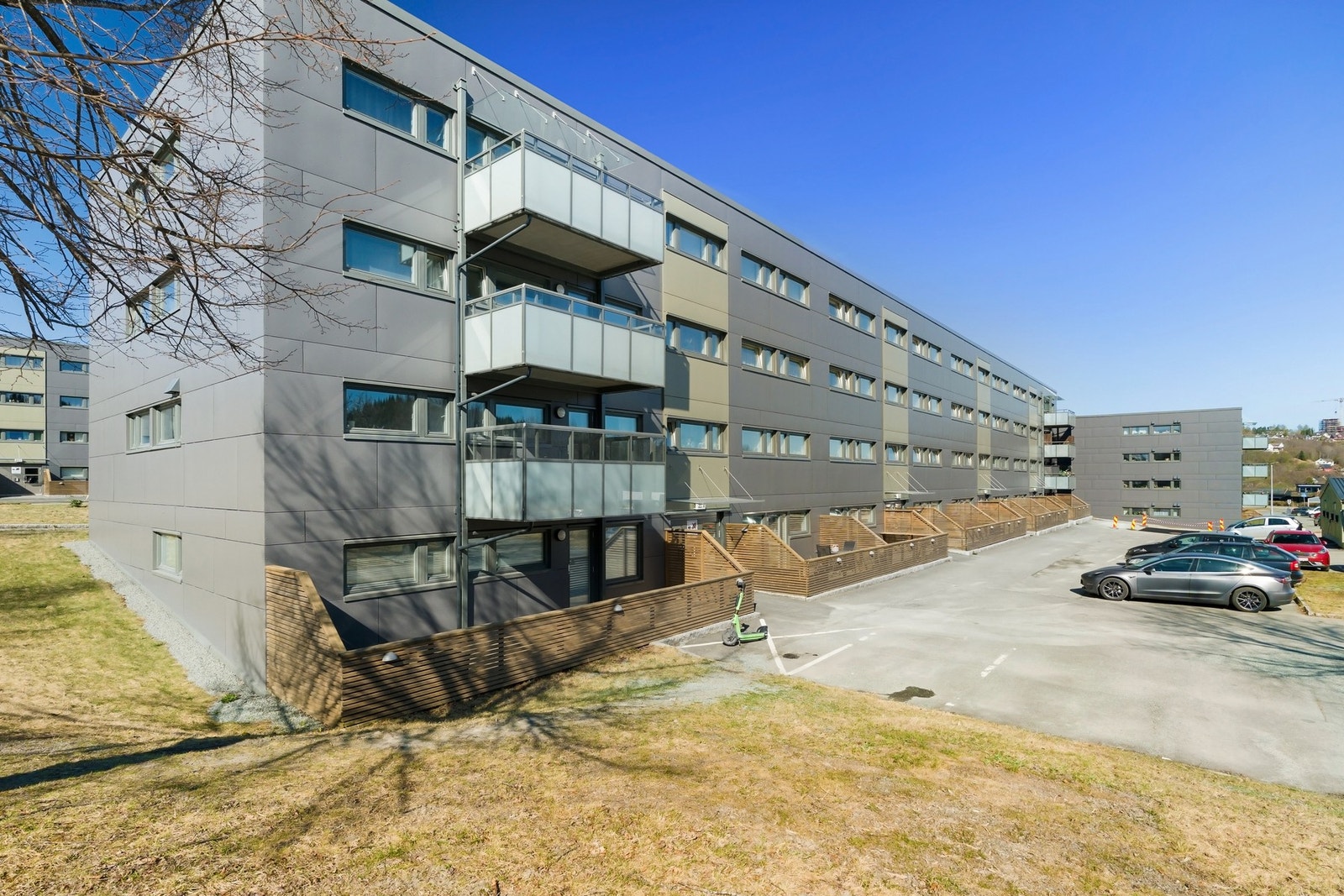 Parkering rett ved inngangsdøra. Mulighet for garasjeplass. Galleribilde