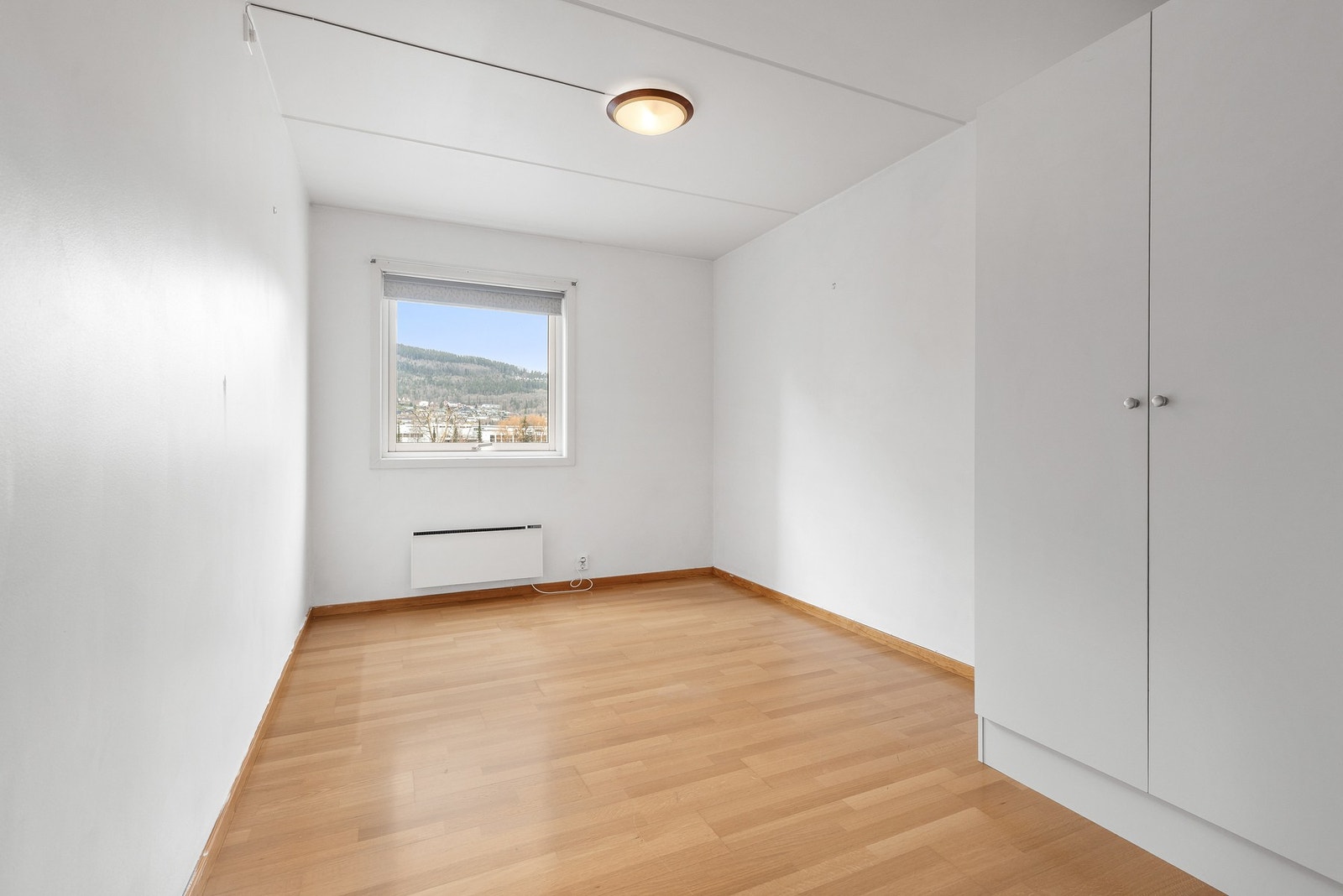 Leiligheten har totalt to soverom, beliggende vegg i vegg Galleribilde