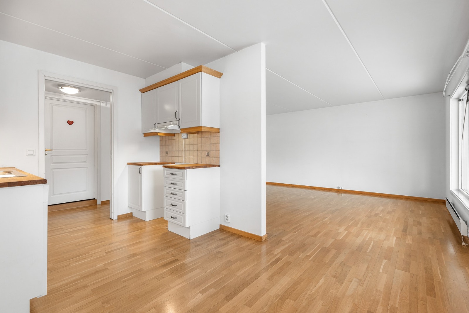 Det er installert komfyrvakt samt avtrekk via sentralt avtrekksanlegg i bygget. Galleribilde