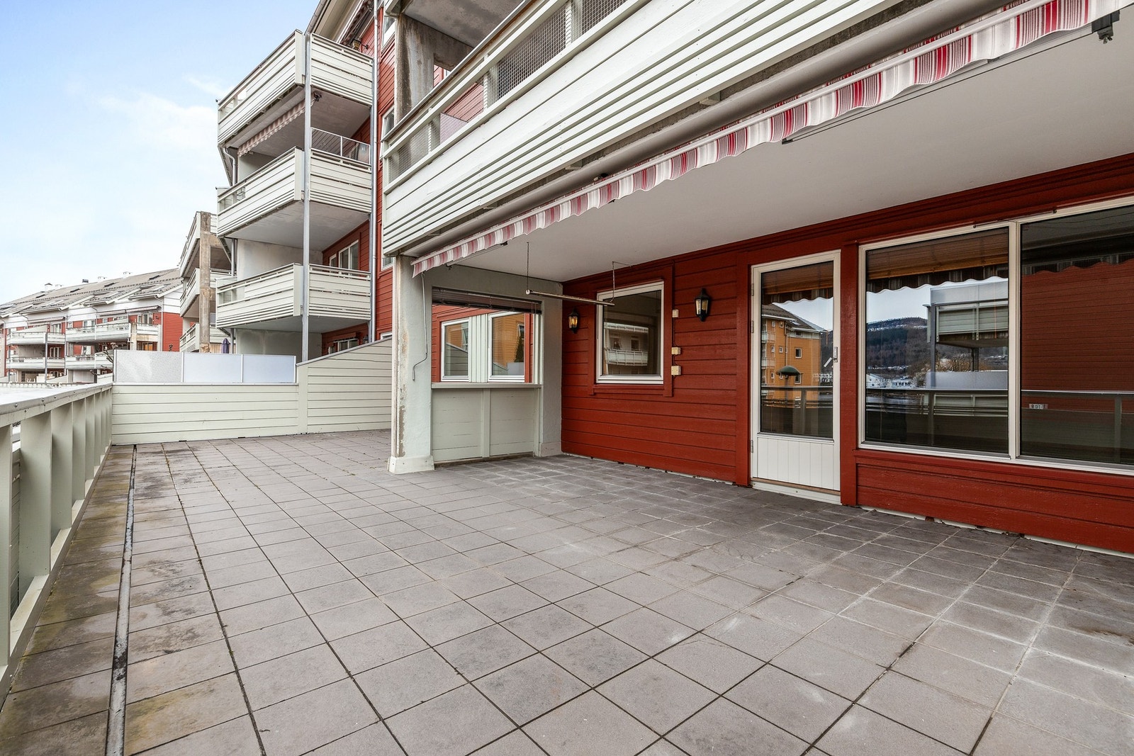 Fra stuen er det utgang til delvis overbygget terrasse på hele 55 kvm Galleribilde