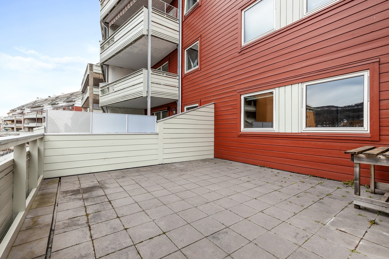 Her er det meget god plass til å innrede med utemøblement i flere soner Galleribilde