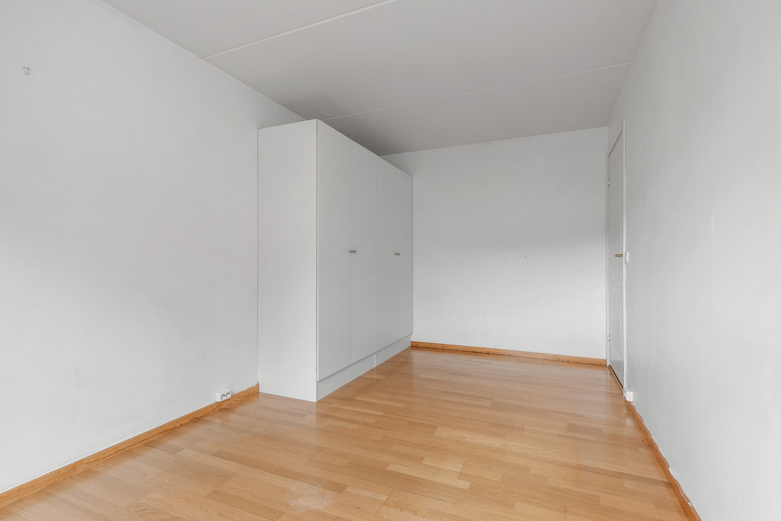 Hovedsoverommet har fin plass til dobbeltseng, nattbord og garderobeskap Galleribilde