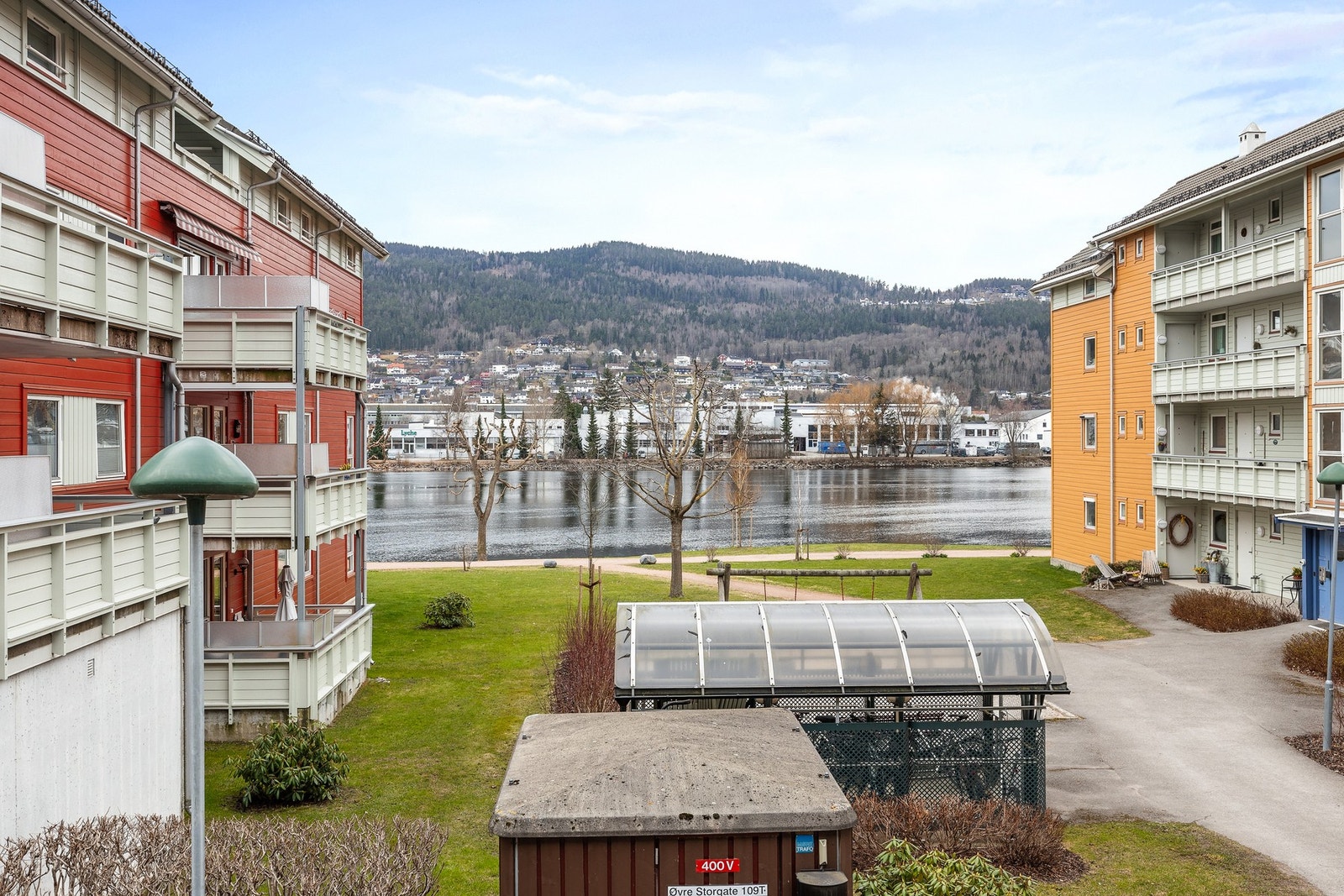 Leiligheten har fin elveutsikt og en stor, sydvendt balkong Galleribilde