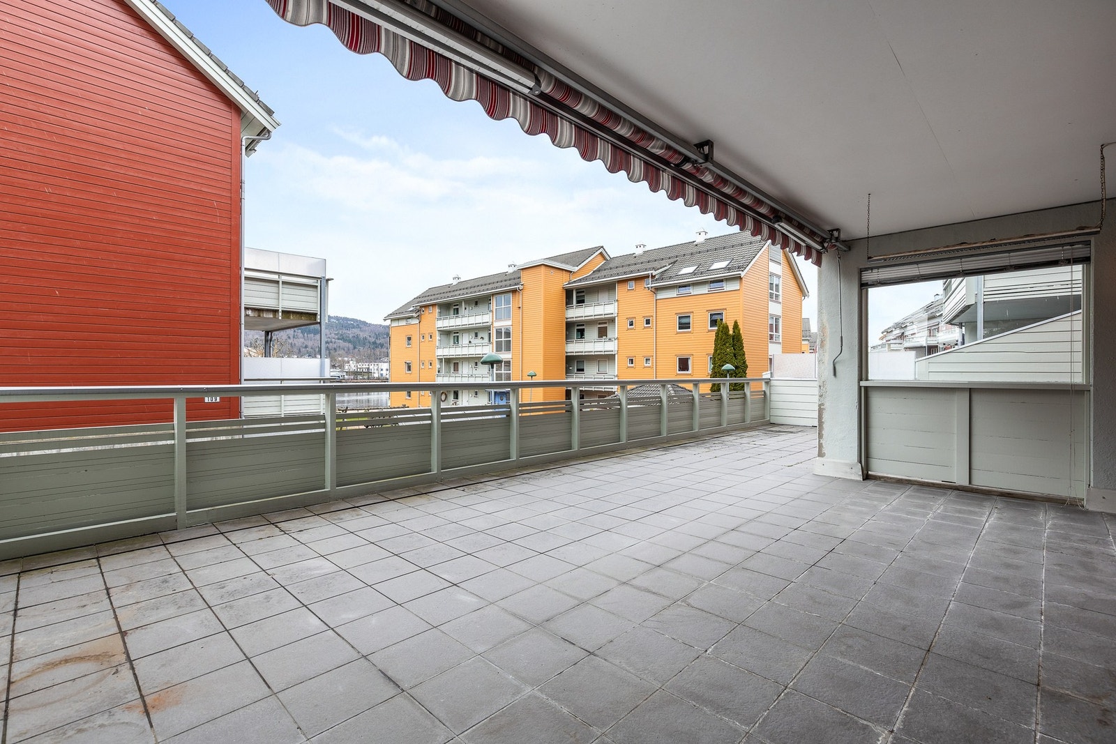 Terrassen vender mot syd og det er montert markiser for solskjerming Galleribilde