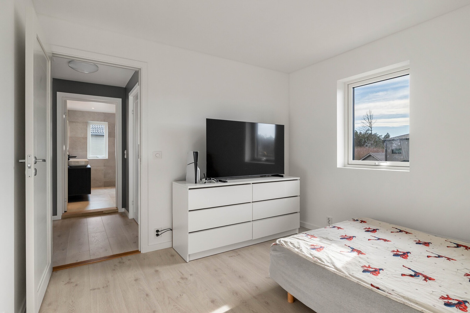 Denne moderne boligen gir deg alt du trenger for en komfortabel hverdag - med en gjennomgående kvalitet som merkes i hvert rom. Galleribilde