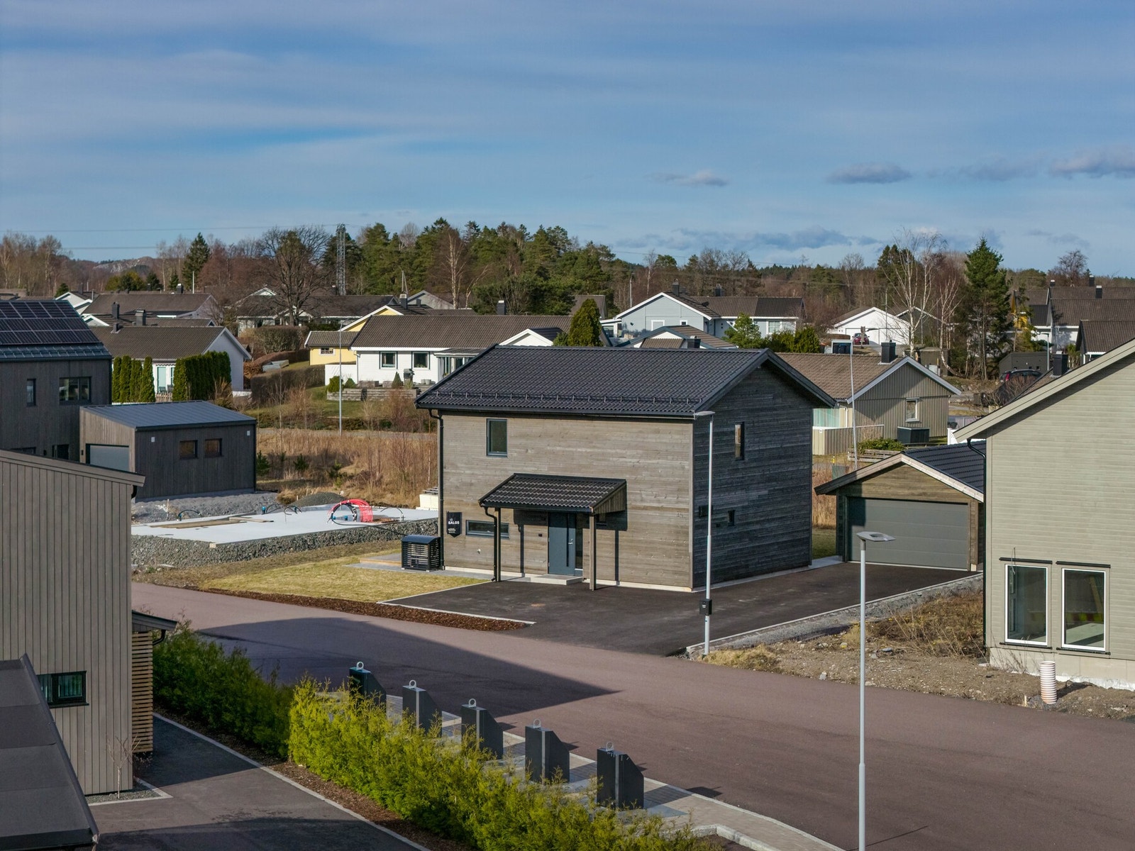 Nærområdet byr på flotte turstier og nærhet til flere barnehager, skoler, offentlig kommunikasjon, samt et rikt utvalg av fasiliteter og servicetilbud. Galleribilde