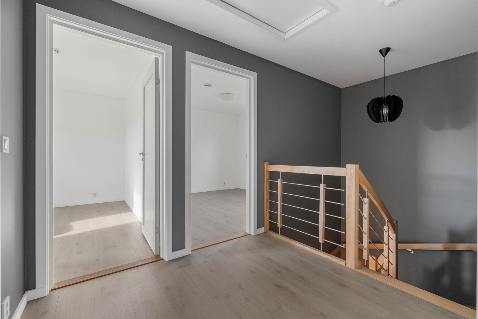 Trappeoppgang leder deg til tre romslige soverom, samt vaskerom og et flott bad. Galleribilde
