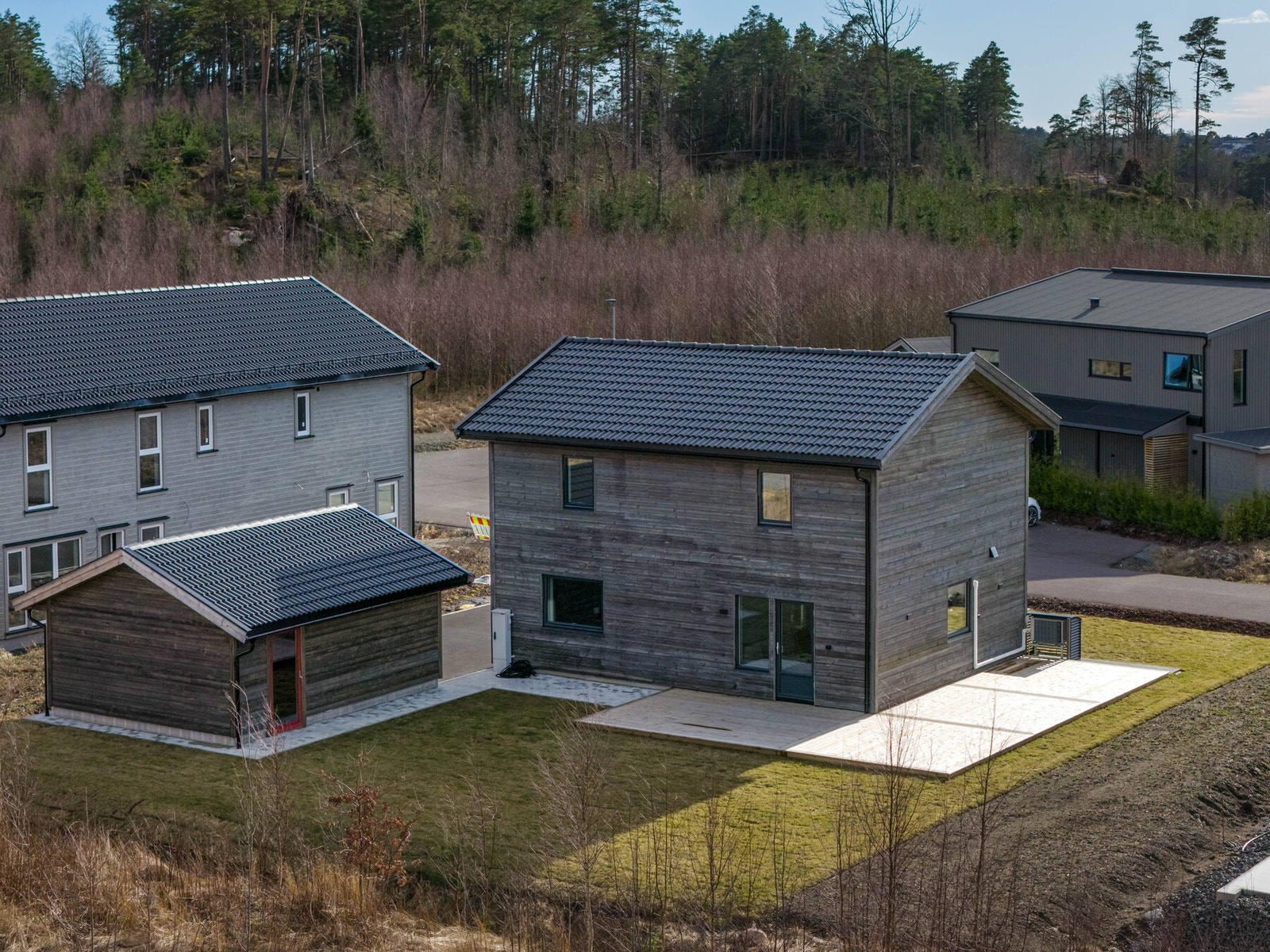 Terrasse på hele 55 kvm er et perfekt sted for sosialt samvær - velkommen til visning! Galleribilde