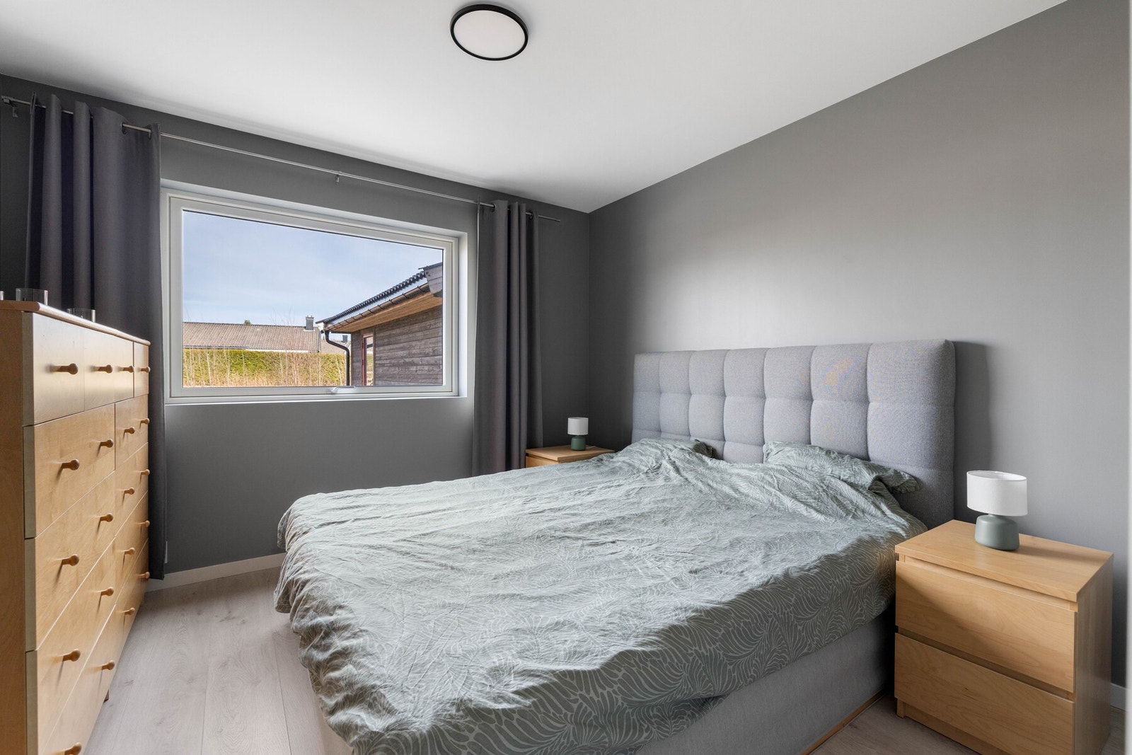 Soverommet har god plass til dobbeltseng og øvrig møblement. Galleribilde