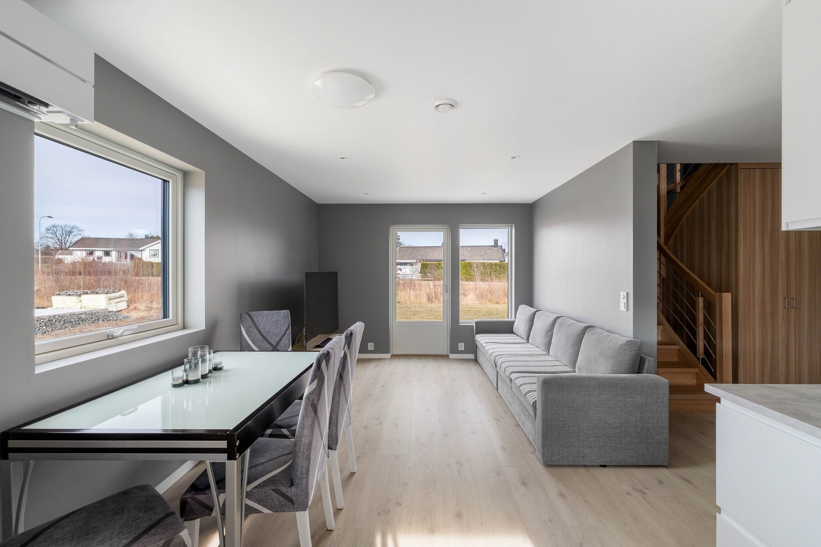 Fra stue er det adkomst til veranda og uteområde. Galleribilde